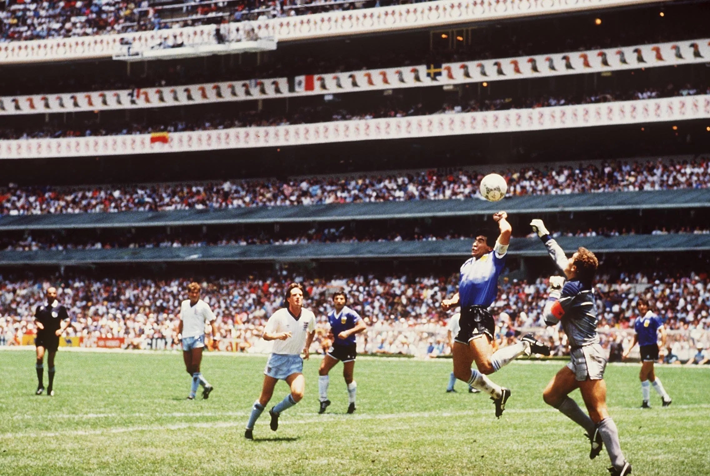 TOP 10 World Cup Memories of All Time , Número 1 - A 'Mão de Deus' de Diego Maradona